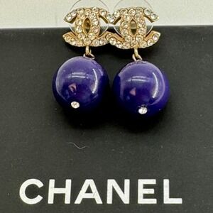 Chanel CC Purple Pearl Drop Pierced Earrings Crystal Gold Tone 07A Authentic CoA